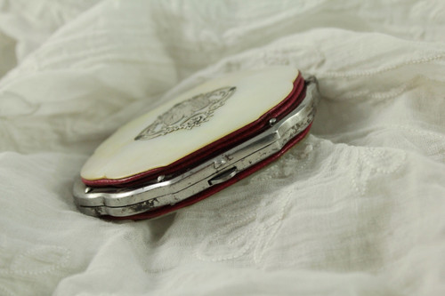 Purse, or box, in mother-of-pearl with monogrammed cartridge late 19th century