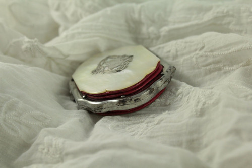 Purse, or box, in mother-of-pearl with monogrammed cartridge late 19th century