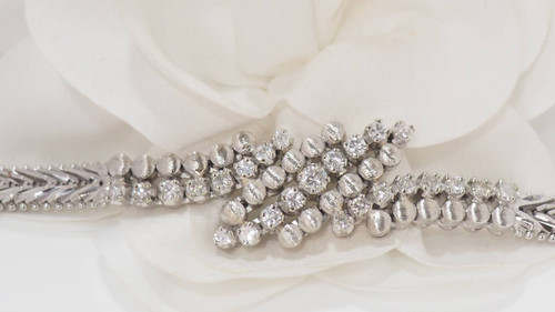 Luxury bracelet in white gold and diamonds