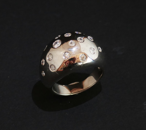 Anello con sfera di diamanti, oro bianco 18 carati.