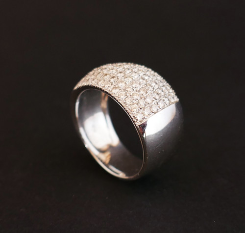 Pavé-Diamantring, 18 Karat Weißgold.