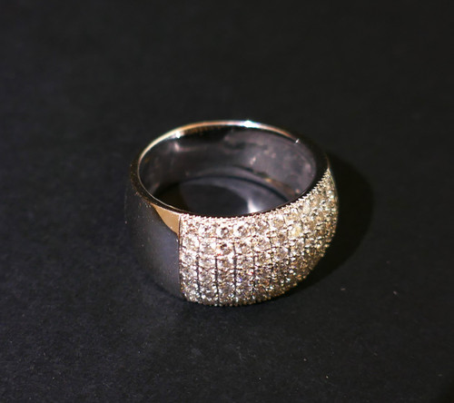 Pavé-Diamantring, 18 Karat Weißgold.