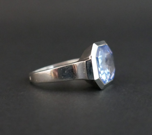 Bague Art Déco En Argent Sertie d'Un Spinelle Bleu De Synthèse.