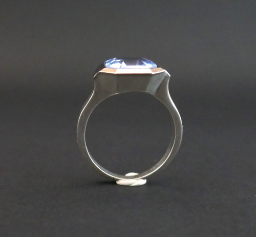 Bague Art Déco En Argent Sertie d'Un Spinelle Bleu De Synthèse.