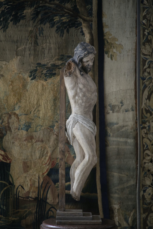 Grande Cristo in legno intagliato in policromia, fine del XVII secolo.