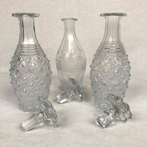 Cabaret à liqueur in 19th century painted sheet metal, carafes and glasses attributed to the Le Creusot crystal works