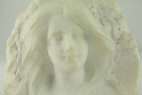 Sculpture en marbre haut relief 'portrait de jeune Femme' signée A. Gotis