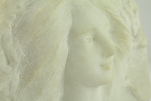 Sculpture en marbre haut relief 'portrait de jeune Femme' signée A. Gotis