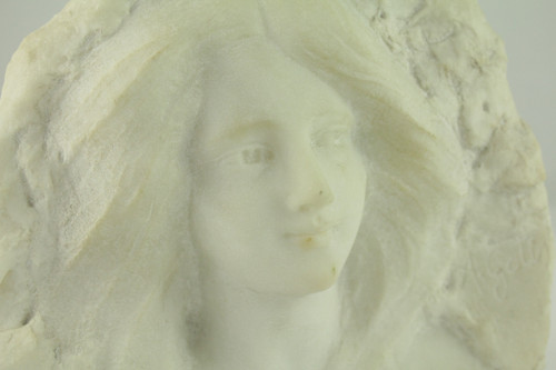 Sculpture en marbre haut relief 'portrait de jeune Femme' signée A. Gotis