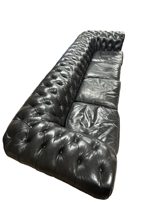 Grand Et Ancien Canapé Chesterfield En Cuir Quatre Places Début XXéme Siècle L 260 Cm