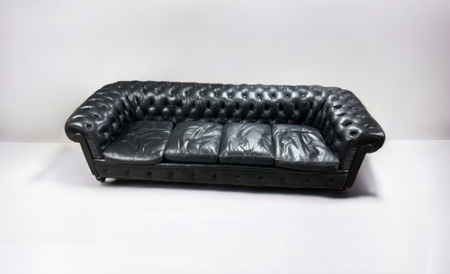 Grand Et Ancien Canapé Chesterfield En Cuir Quatre Places Début XXéme Siècle L 260 Cm