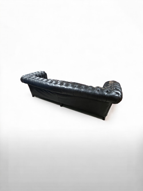 Grand Et Ancien Canapé Chesterfield En Cuir Quatre Places Début XXéme Siècle L 260 Cm