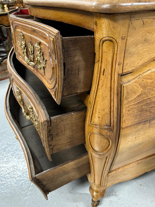 Louis XV walnut chest of drawers 18th century