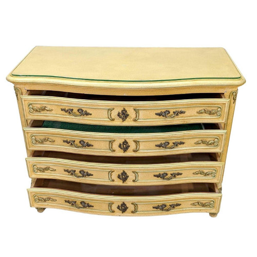 Antique Venetian Green and Gold Lacquered Rocaille Commode. Italian work from the 20th century