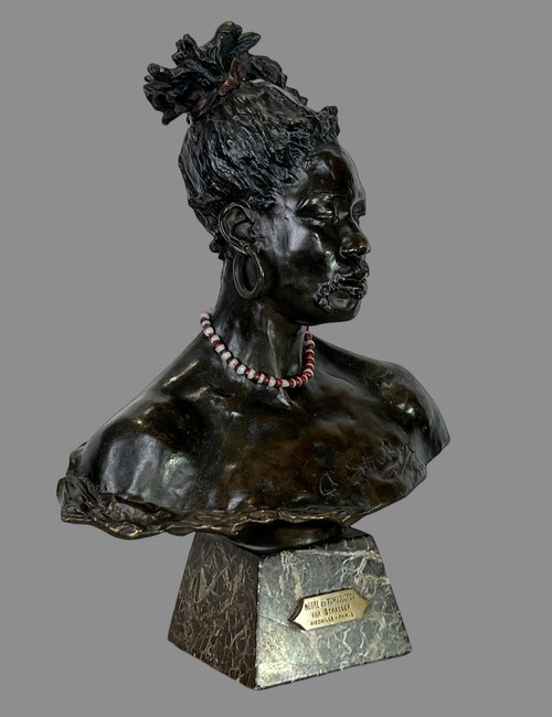 ARTHUR STRASSER 1854/1927 BUSTE DE GUERRIER SONGHAÏ EN BRONZE PATINÉ SUR MARBRE