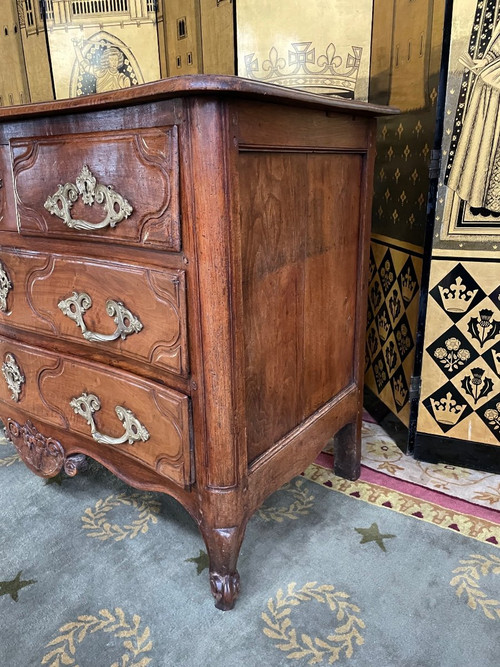 Louis XV period Parisian chest of drawers