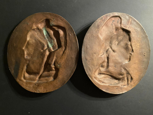 Deux belles grandes médailles en bronze patiné représentant les profiles " l'Alsace et la Lorraine