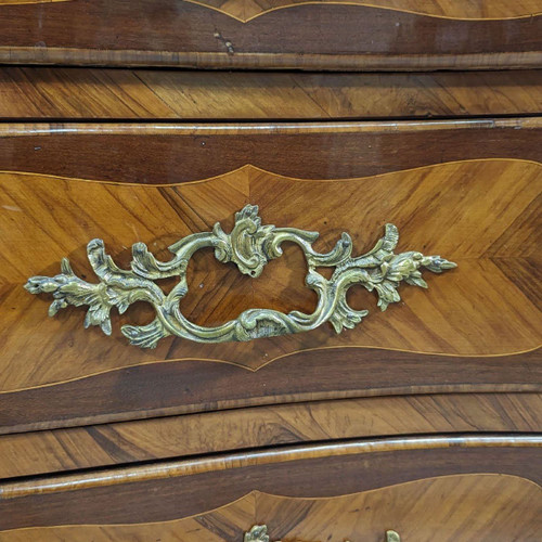 Comò Luigi XV in palissandro e legno violaceo, XVIII secolo.