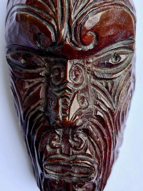 Neuseeland, Maori-Volk, 1930er/1950er Jahre, Miniatur-Holzmaske „koruru Parata“.