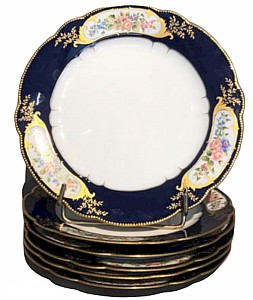 6 assiettes en porcelaine dans le gout de Sèvres bouquets fleurs dorure et bleu de cobalt 