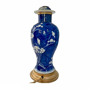 Lampe Vase Couvert en  Porcelaine De Chine Bleu Et Blanc Monture Bronze Doré