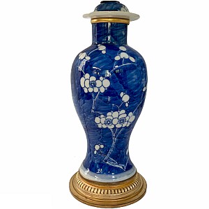 Lampe Vase Couvert en  Porcelaine De Chine Bleu Et Blanc Monture Bronze Doré