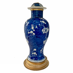 Lampe Vase Couvert en  Porcelaine De Chine Bleu Et Blanc Monture Bronze Doré