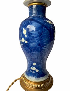 Lampe Vase Couvert en  Porcelaine De Chine Bleu Et Blanc Monture Bronze Doré