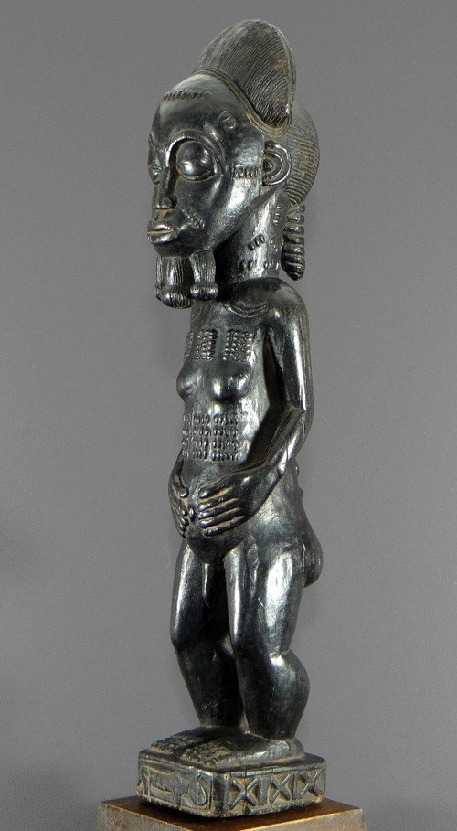 Elfenbeinküste, Baoulé-Volk, ca. 1950, große „Waka Sona“-Statue, maskulines Schönheitsideal.