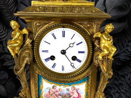 19th CENTURY CLOCK IN GILT BRONZE AND SÈVRES PORCELAIN DECORATED WITH CHARACTERS