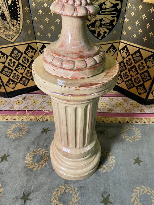 Pineapple lamp in terracotta on fluted column