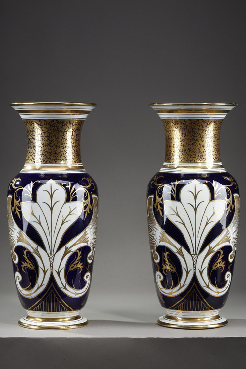 Paire de vases en porcelaine de bayeux