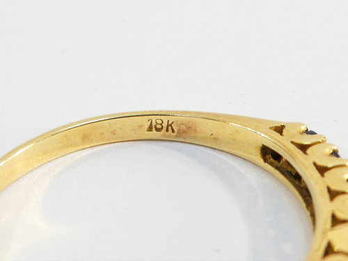 Ring aus 18 Karat Gelbgold mit einer Reihe von 6 Saphiren