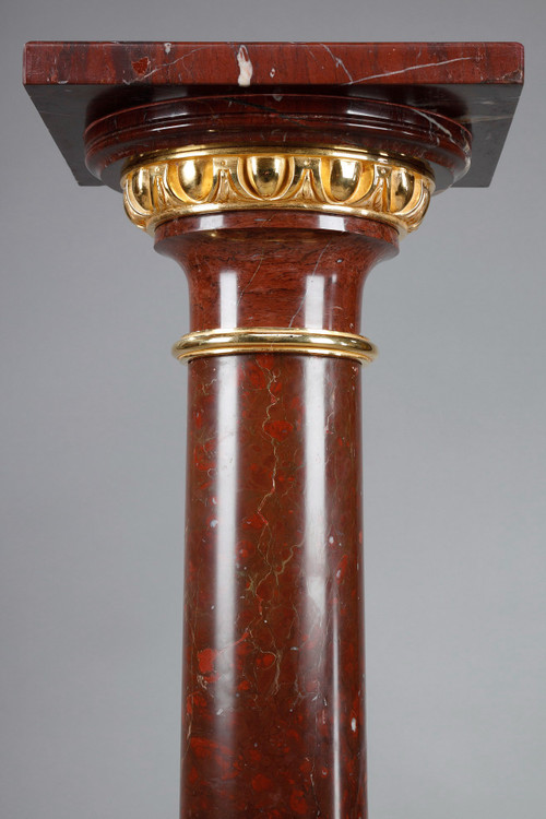 Säule aus Sauerkirschmarmor und vergoldeter Bronze