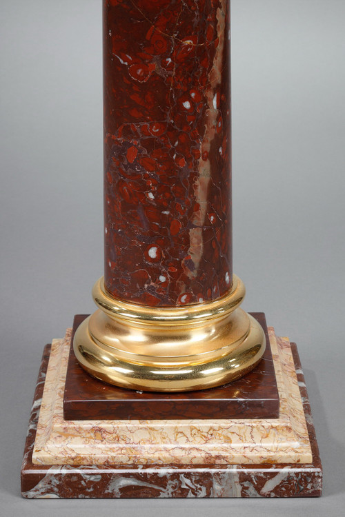 Säule aus Sauerkirschmarmor und vergoldeter Bronze