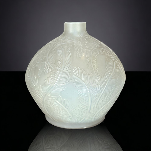 VASE "PLUME N°944 MODÈLE CRÉE EN 1920 SIGNÉ RENÉ LALIQUE FRANCE VERRE OPALESCENT