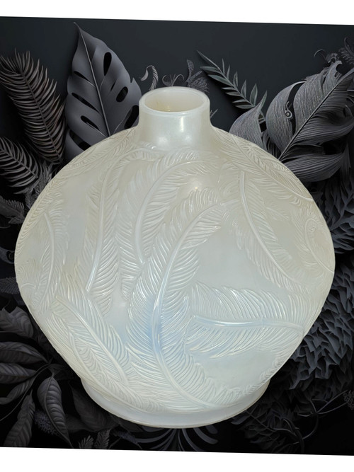 VASE "PLUME N°944 MODÈLE CRÉE EN 1920 SIGNÉ RENÉ LALIQUE FRANCE VERRE OPALESCENT