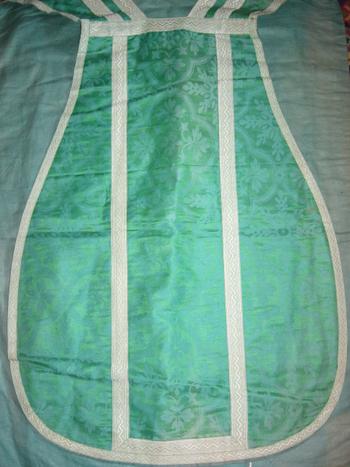 Chasuble en damas vert et broderie