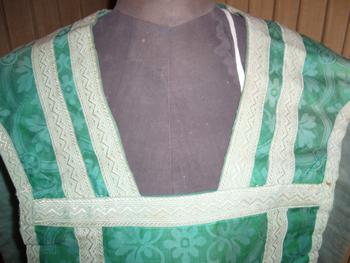 Chasuble en damas vert et broderie