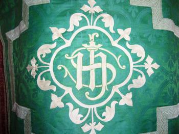 Chasuble en damas vert et broderie