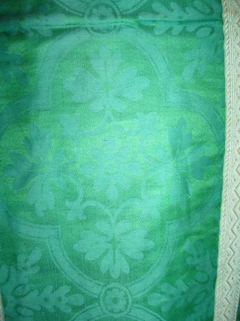 Chasuble en damas vert et broderie