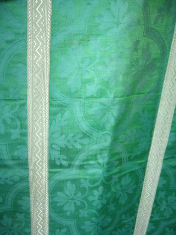 Chasuble en damas vert et broderie