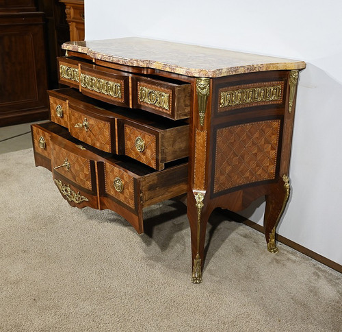 Rosewood and Amaranth chest of drawers, Louis XV / Louis XVI Transition style – Late 19th century