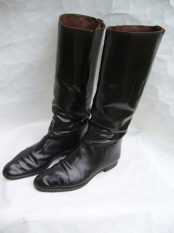 Paar alte Reitstiefel