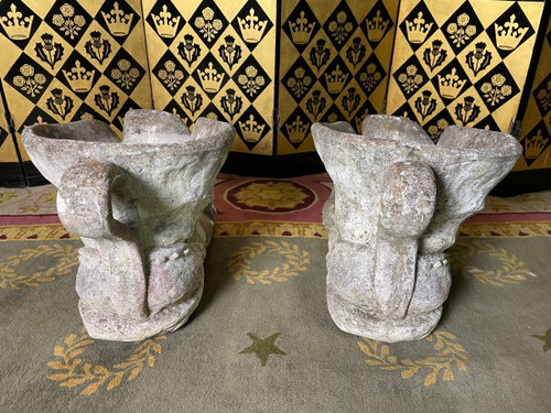 Pair De Jardinière En Pierre Formant Des Chaussures