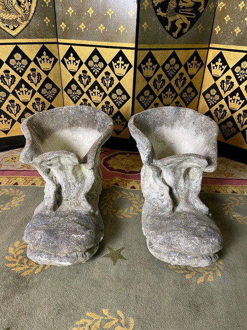 Pair De Jardinière En Pierre Formant Des Chaussures