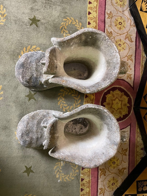 Pair De Jardinière En Pierre Formant Des Chaussures