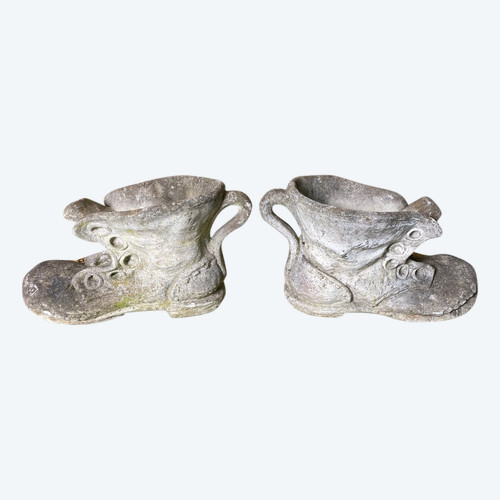 Pair De Jardinière En Pierre Formant Des Chaussures