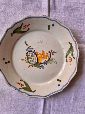 Lot de trois assiettes en faïence du XVIIIème siècle