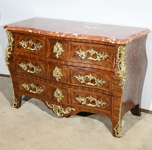 Commode Tombeau en Marqueterie de Bois de Violette, style Transition Louis XIV/Louis XV – 1ère Parti